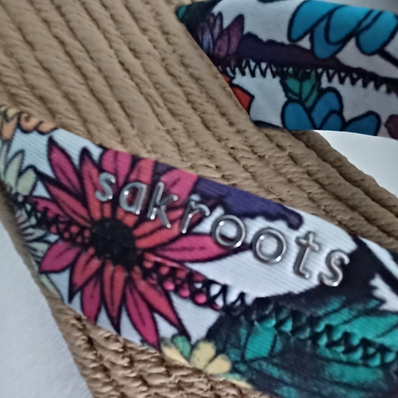 NWOT Sakroots Tropical Print Stretch Fabric Flip Flops Sandals - Women's Size 7 - Picture 5 of 6